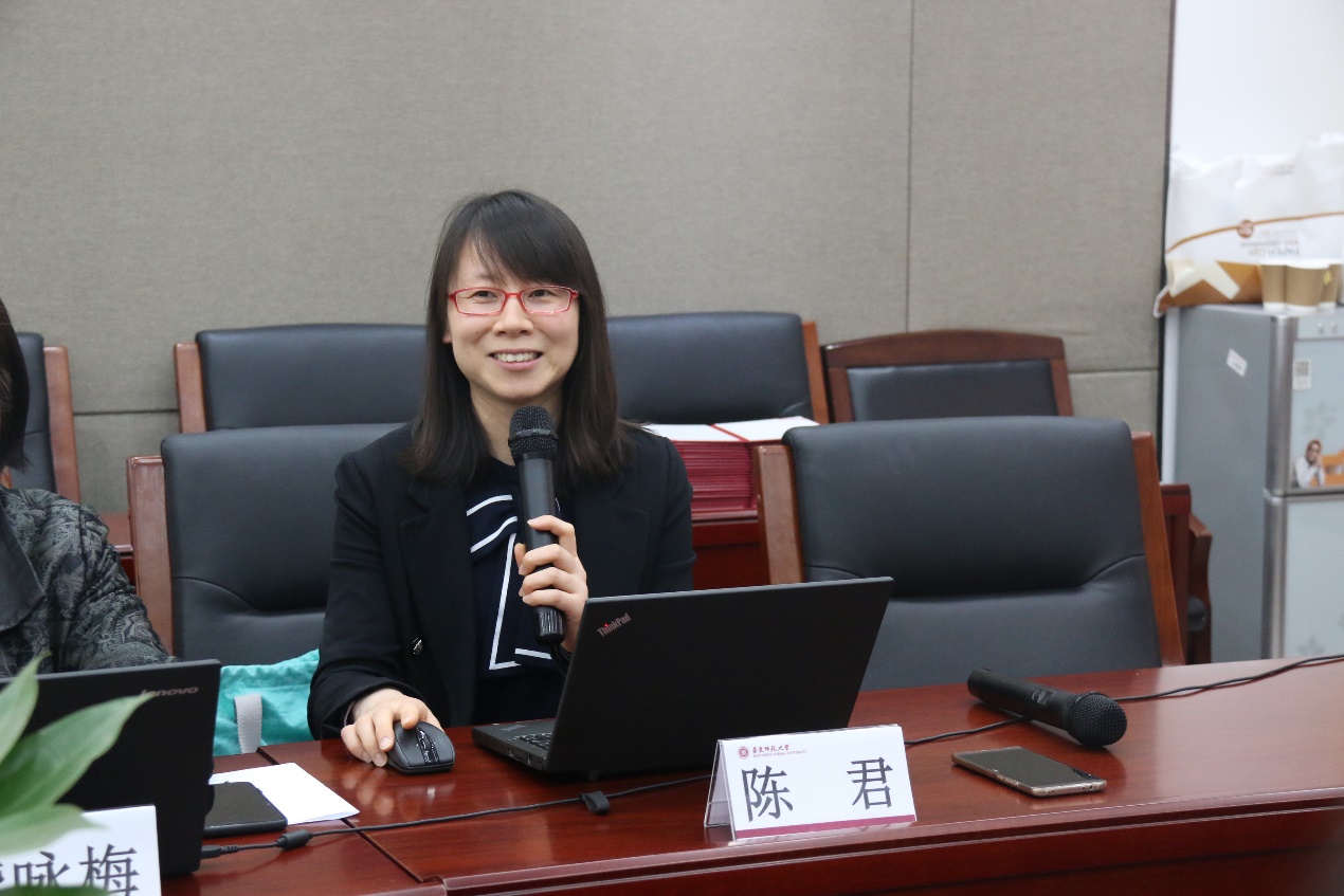 龚咏梅宣布了此次征文活动获奖同学的名单,李燕,陈君,黄亚玲等老师为