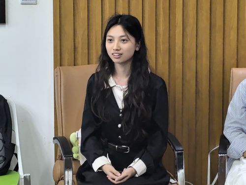 11 何彩莉同学发言.jpg