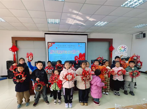 图9 徐泾北城欣沁苑社区儿童友好活动现场,青少年参与新年挂件DIY制作.png