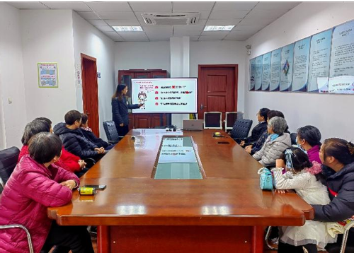 图14 队员正在讲解知识,破除常见谣言.png